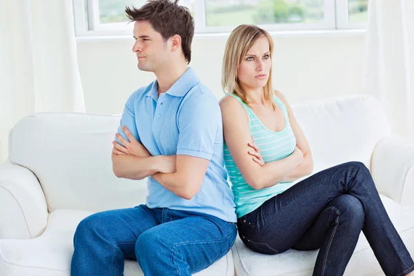 Joven pareja caucásica enfurruñada después de una conversación sentada — Foto de Stock