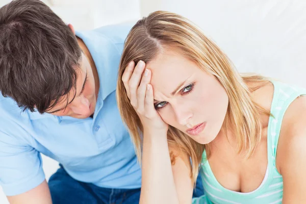 Pohledný muž, omlouvat se svou přítelkyní po argument — Stock fotografie