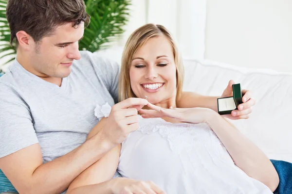 Knappe man brengen een trouwring aan zijn vriendin vinger een — Stockfoto
