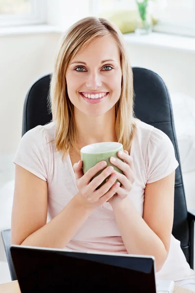 Προσωπογραφία γυναίκας κρατώντας ένα φλιτζάνι καφέ και να εργάζονται για την l — Φωτογραφία Αρχείου