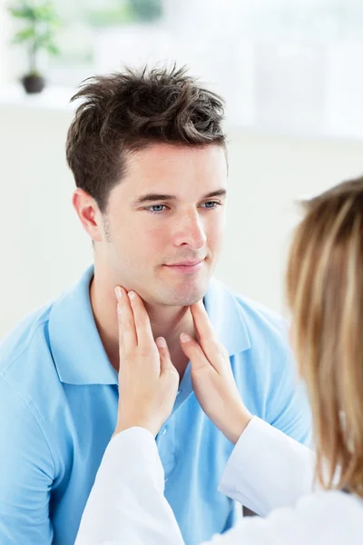 患者の喉に触れる女性医師のクローズ アップ — ストック写真