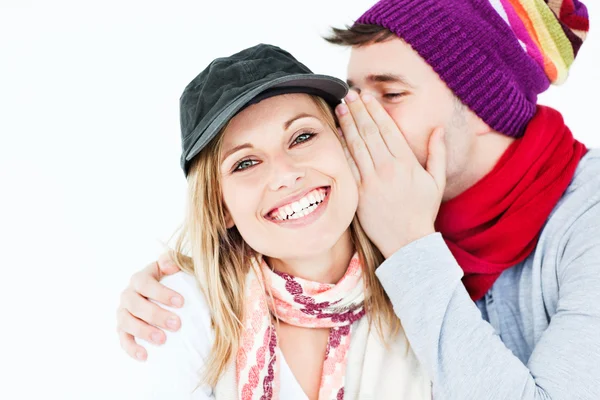 年轻男子带帽耳语对他的女性朋友 — 图库照片
