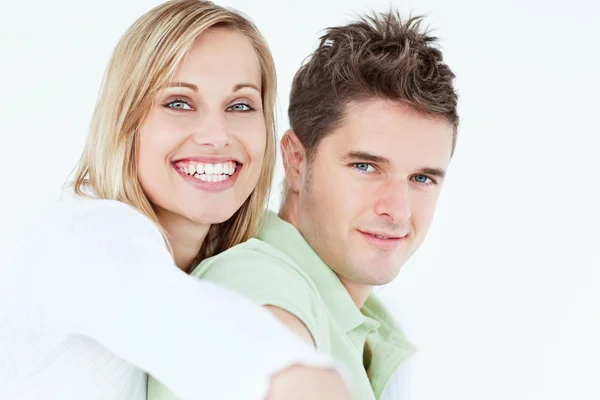 Porträtt av en söt kvinna kramar hennes pojkvän leende på ca — Stockfoto