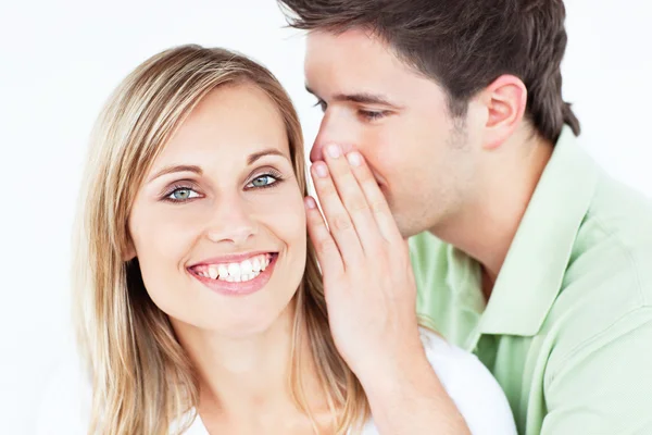Knappe man fluisteren iets te zijn vriendin tegen een wh — Stockfoto