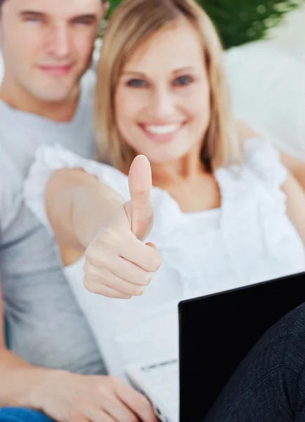 Casal jovem trabalhando em um laptop com namorada fazendo um polegar - — Fotografia de Stock