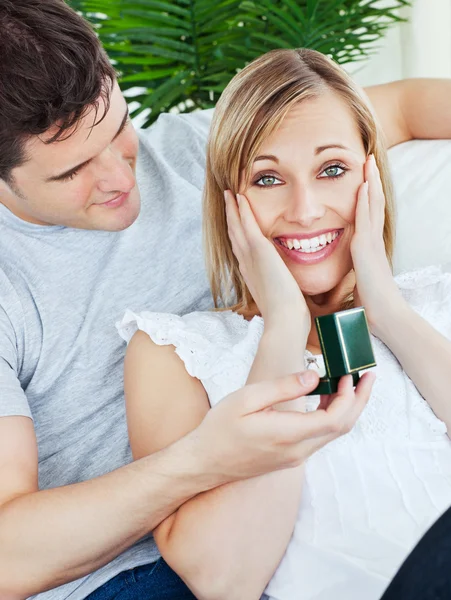 Vrouw verrast door haar vriend presenteert — Stockfoto