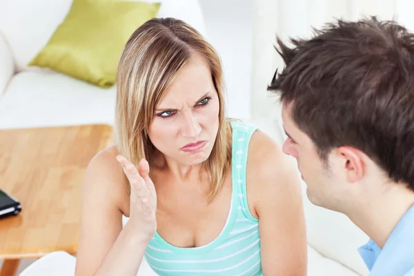Young couple arguing in ther living-room — Stock Photo, Image