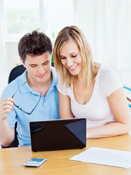 Mladý pár sledovat obrazovku notebooku — Stock fotografie