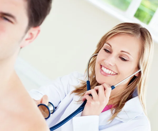Sorridente medico sta esaminando il suo paziente — Foto Stock
