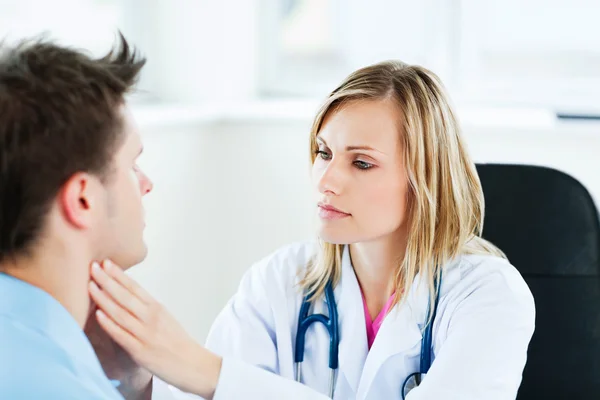 Dokter examinating haar mannelijke patiënt — Stockfoto