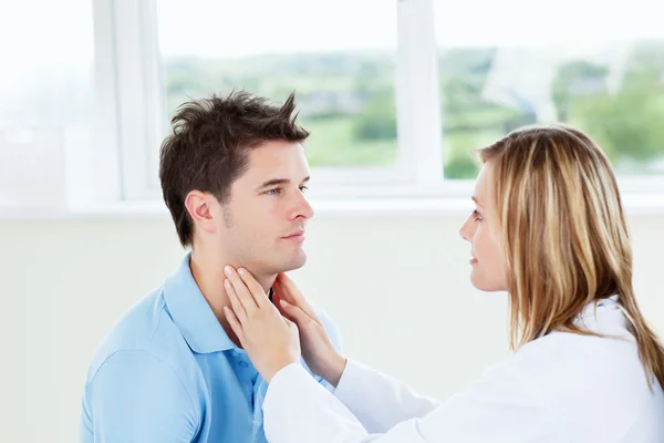Kadın doktor examinating erkek hastasını — Stok fotoğraf