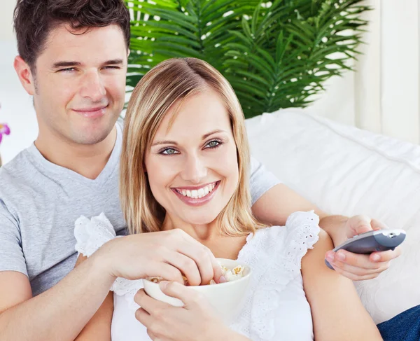 Молодая пара веселится перед телевизором — стоковое фото