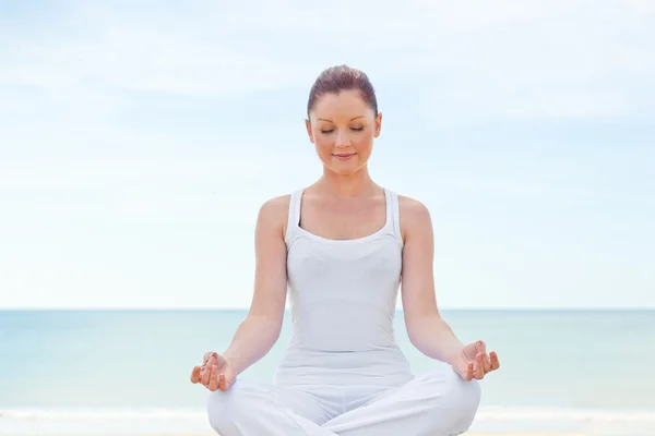 Kumsalda yoga yaparken Kafkas sağlıklı kadın — Stok fotoğraf