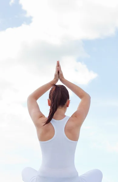 Mulher branca praticando ioga — Fotografia de Stock