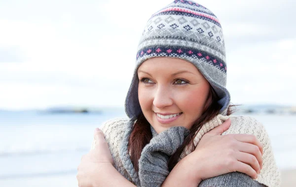 Pretty woman is cold wearing ha — Stock Photo, Image