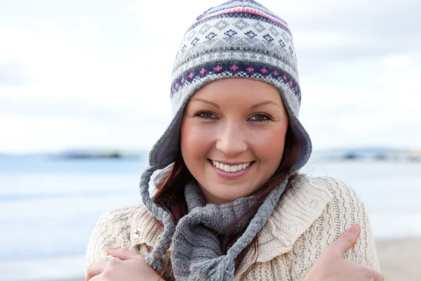 Beautiful young woman is cold and wearing a hat — Stock Photo, Image