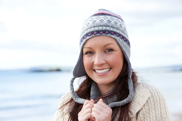 Genç smilng kadın wearnig şapka — Stok fotoğraf