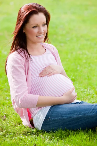 Mujer bonita embarazada sosteniendo su estómago — Foto de Stock