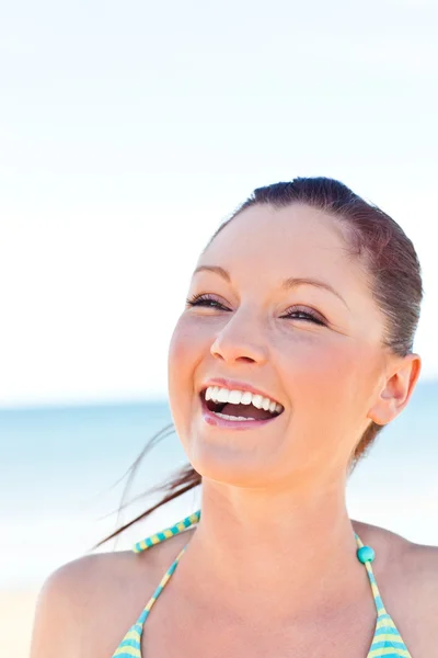 Bella donna sorridente sulla spiaggia — Foto Stock