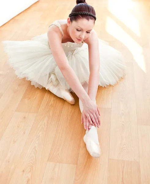 Красивая танцовщица, растянувшаяся на полу — стоковое фото