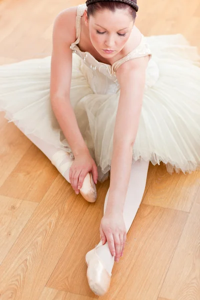 Ballerina radiante che si estende sul pavimento — Foto Stock