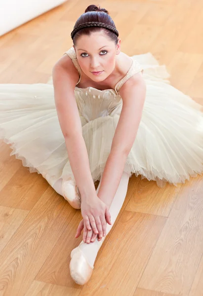 Танцовщица балета, растянувшаяся — стоковое фото