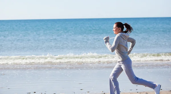 Attraktiv kvinna runnng på stranden — Stockfoto