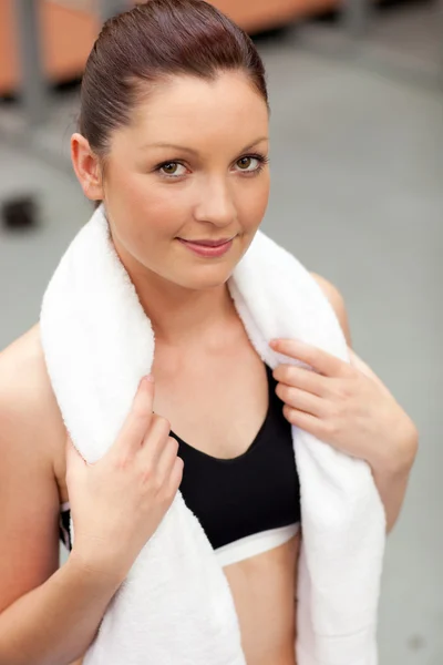 Retrato de uma mulher atlética inteligente com toalha ao redor do pescoço — Fotografia de Stock