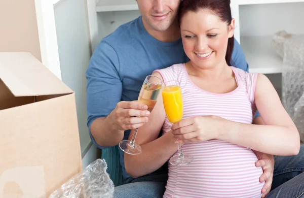 Крупный план очаровательной пары, празднующей беременность и удаление — стоковое фото