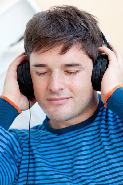 Retrato de um homem caucasiano ouvindo música fechando os olhos — Fotografia de Stock