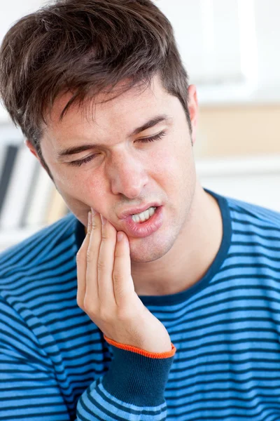 Портрет человека, страдающего зубной болью, сидящего в животе — стоковое фото