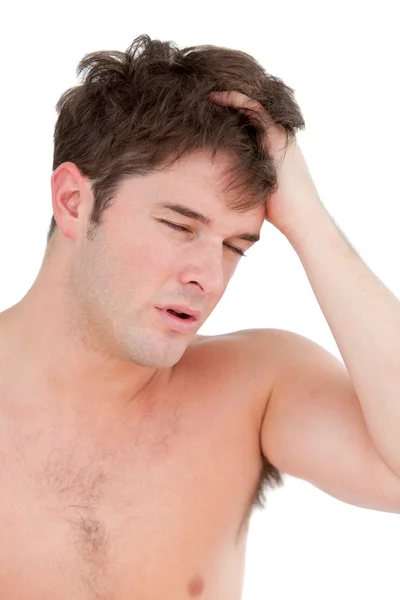 Portret van een jonge man met een pijnlijke hoofdpijn tijdens de mor — Stockfoto