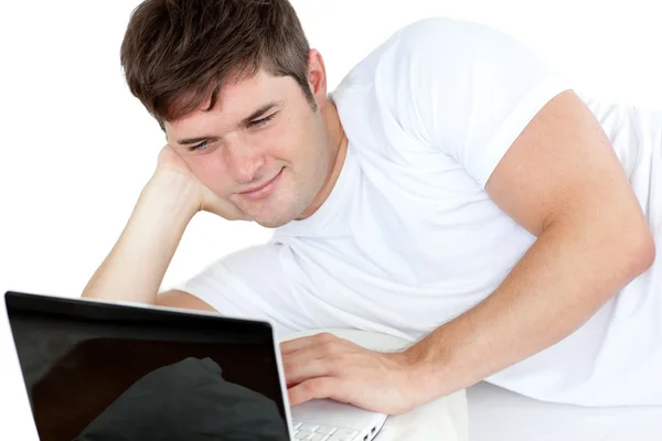Akıllı bir adam yerde yatıyor onun bilgisayar üzerinde çalışan — Stok fotoğraf