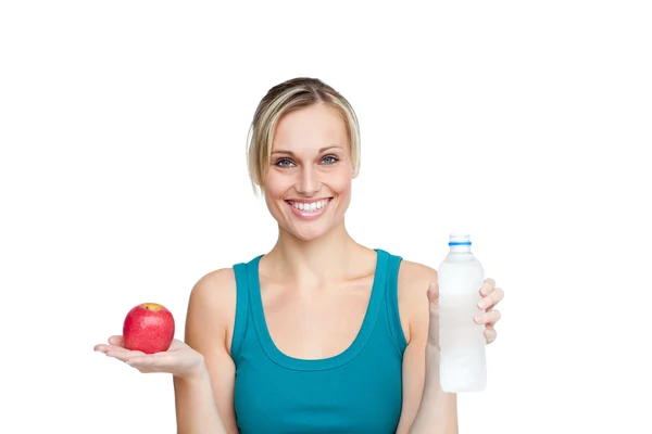 Femme en bonne santé tenant une pomme et une bouteille d'eau contre un w — Photo