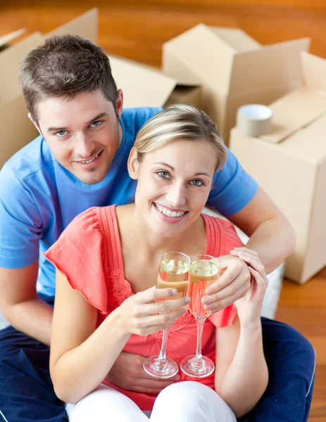 彼らの新しい家のシャンパンを祝う陽気なカップル — ストック写真