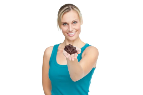 Υγιή γυναίκα δείχνει σοκολάτα μπαρ στην κάμερα κατά ένα μόριο — Φωτογραφία Αρχείου