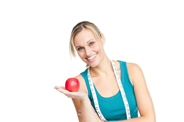 Bir elma ve bir ölçüm bandı ile neşeli kadın — Stok fotoğraf
