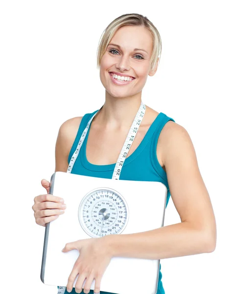 白种人的年轻女子，举行一个体重秤 — 图库照片