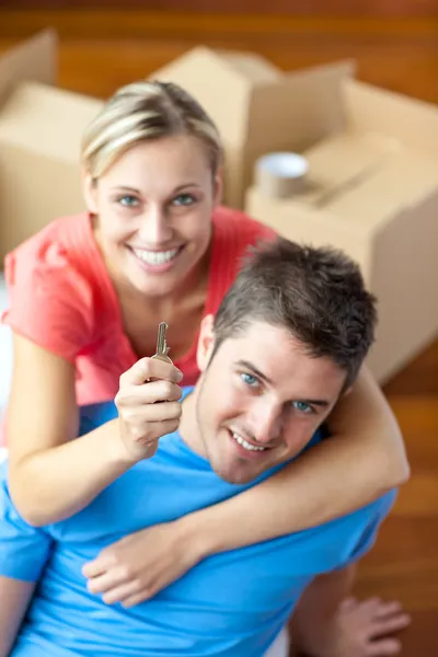 Young couple holding a key — Stock Photo, Image