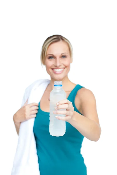 Kobieta trzymająca butelkę wody — Zdjęcie stockowe