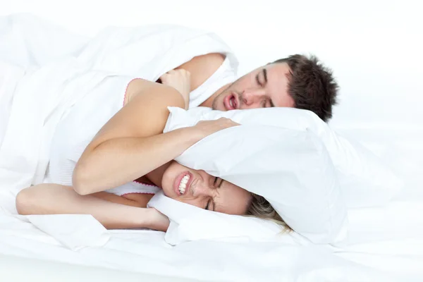 Pareja en la cama mientras la mujer está tratando de dormir —  Fotos de Stock
