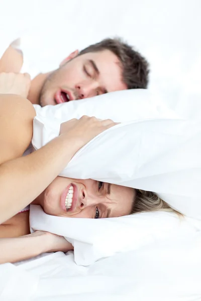 Paar liegt auf Bett — Stockfoto