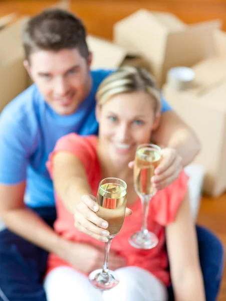 Young couple sitting on the floor in flat — Stock Photo, Image