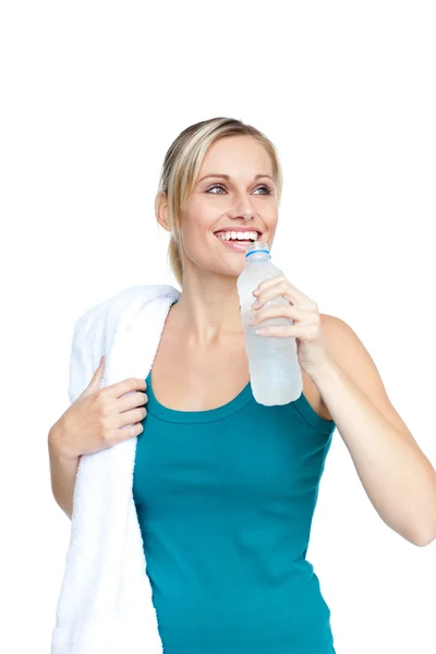 水を持つ若い女性の笑みを浮かべてください。 — ストック写真
