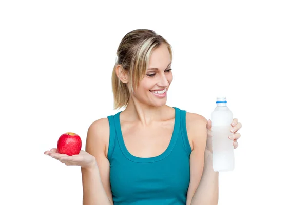Sorridente bella donna in possesso di acqua e mela — Foto Stock