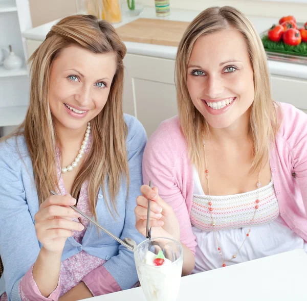 Cheerful friends eating an ice cream and smiling at the camera i — Stock Photo, Image
