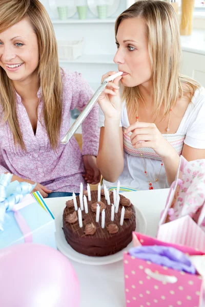 Two female friends celebrating a birthday with presents and cake — Stock Photo, Image