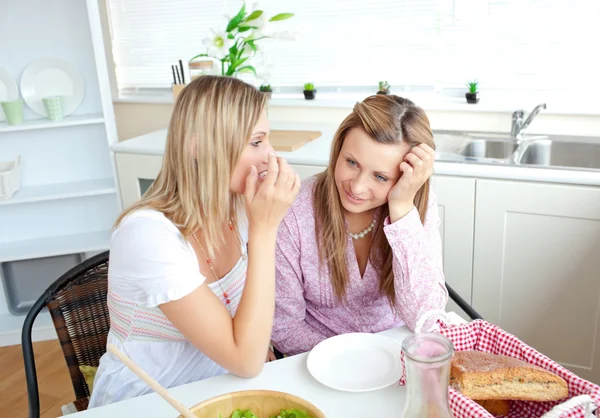 Two close female friends talking together in the kitchen — Stock Photo, Image