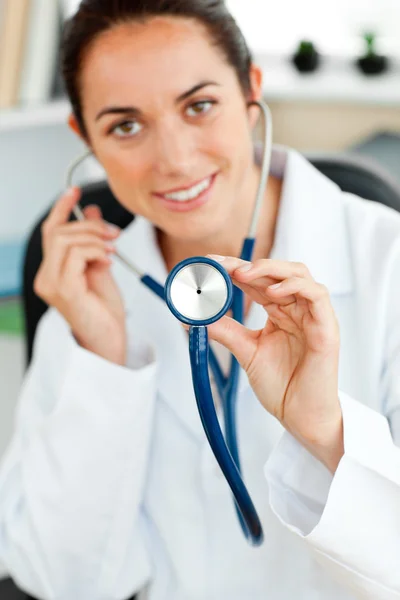 İspanyol kadın doktor stetoskop bir kameraya holding — Stok fotoğraf