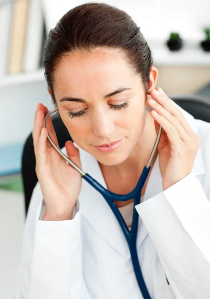 ヒスパニック系の医師が聴診器を使用して集中しています。 — ストック写真